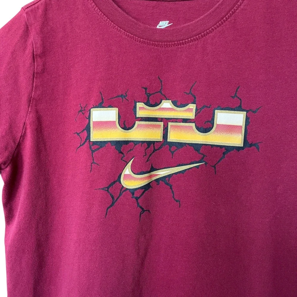 Nike Kids LeBron James Crown Logo Graphic T-Shirt Burgundy AH9457-677 Large